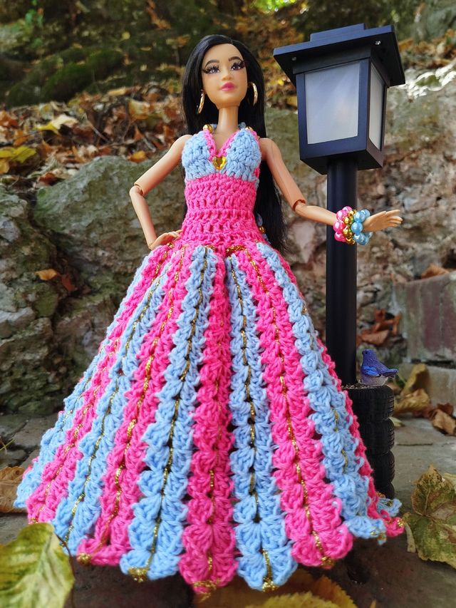 Háčkované šaty pre Barbie